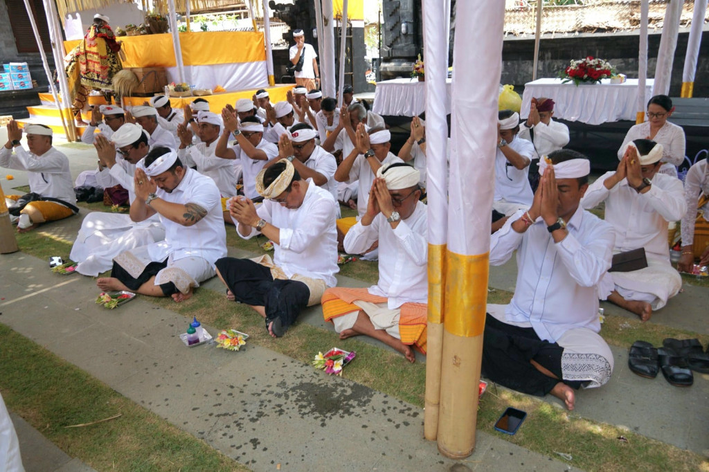 Paraf Prasasti, Plt. Bupati Badung Suiasa Hadiri Karya Melaspas di Tiga Pura, Desa Adat Pecatu